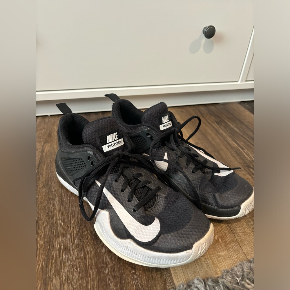 Nike volleyball shoe, lightley worn